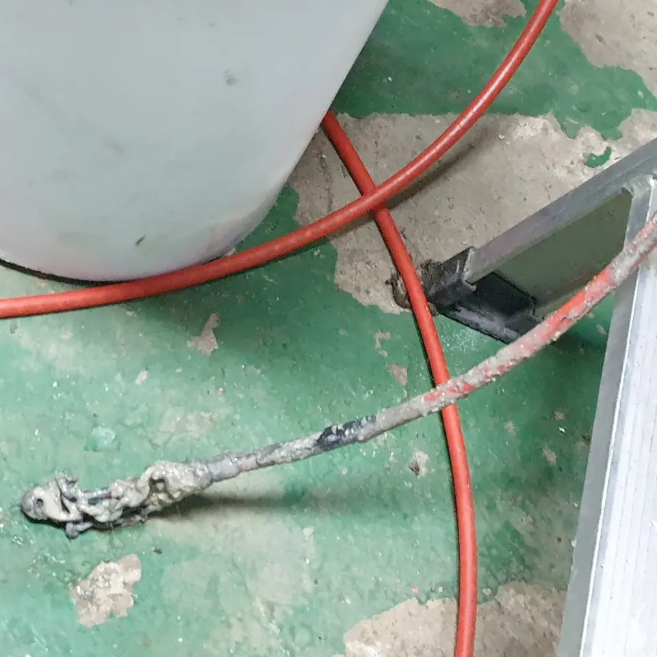 상가 배관 이물질제거 현장 - 바닥에 꺼내 놓은 작업 로드에 붙은 찌꺼기